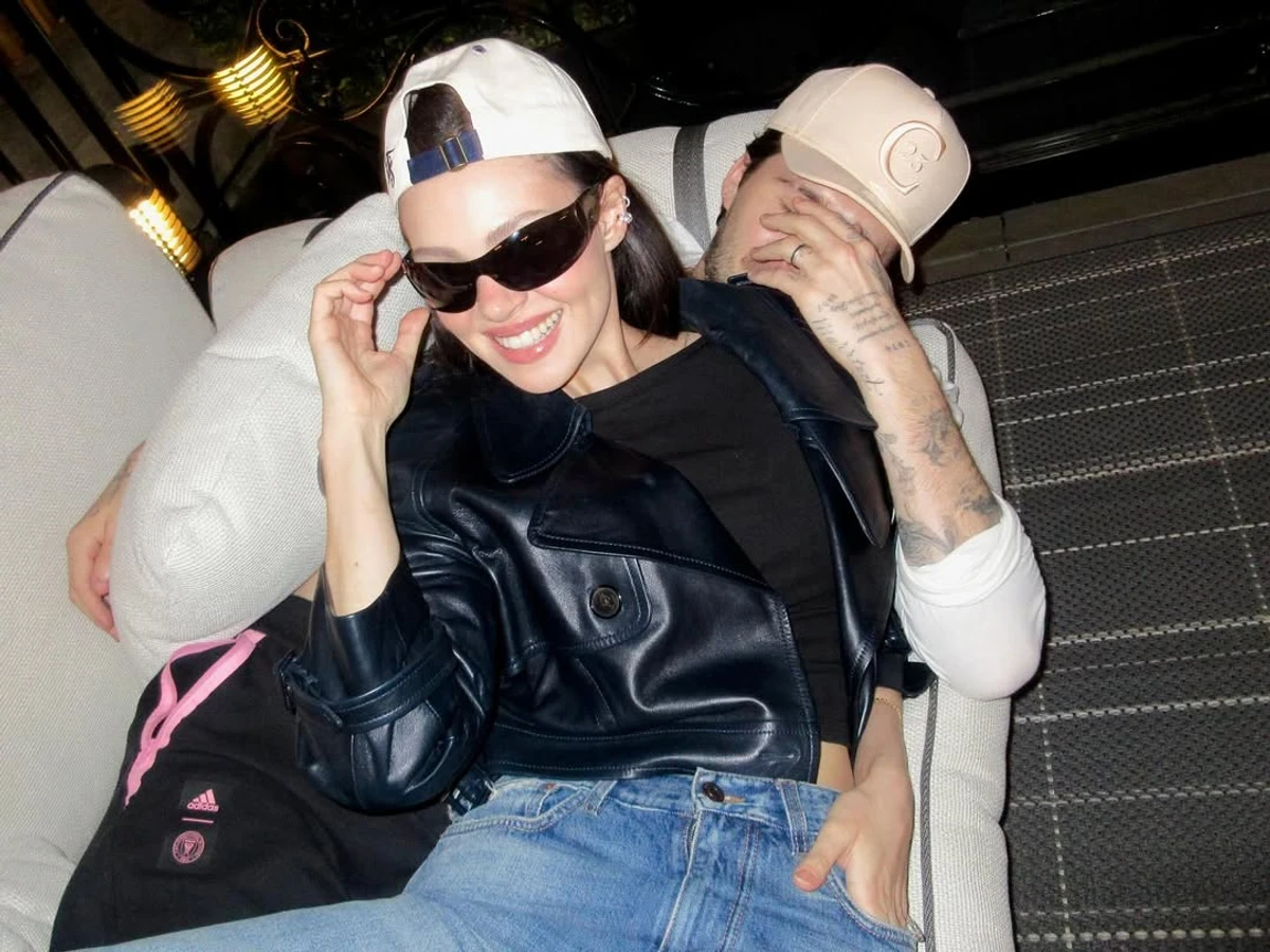 Бруклін Бекхем обьійняв кохану на дивані