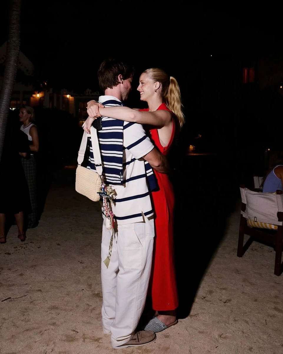 Син Шварценеггера обійняв кохану на пляжі