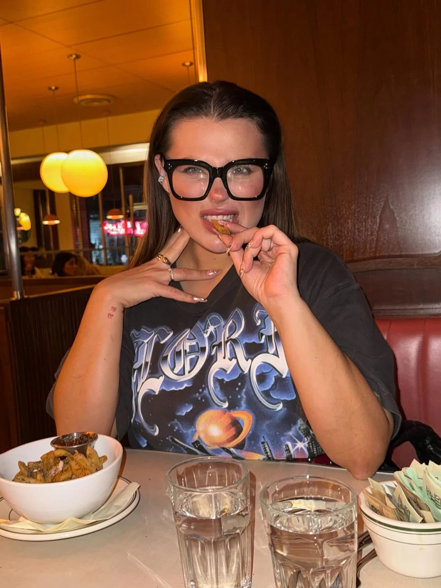 Олександра Заріцька позує у ресторані