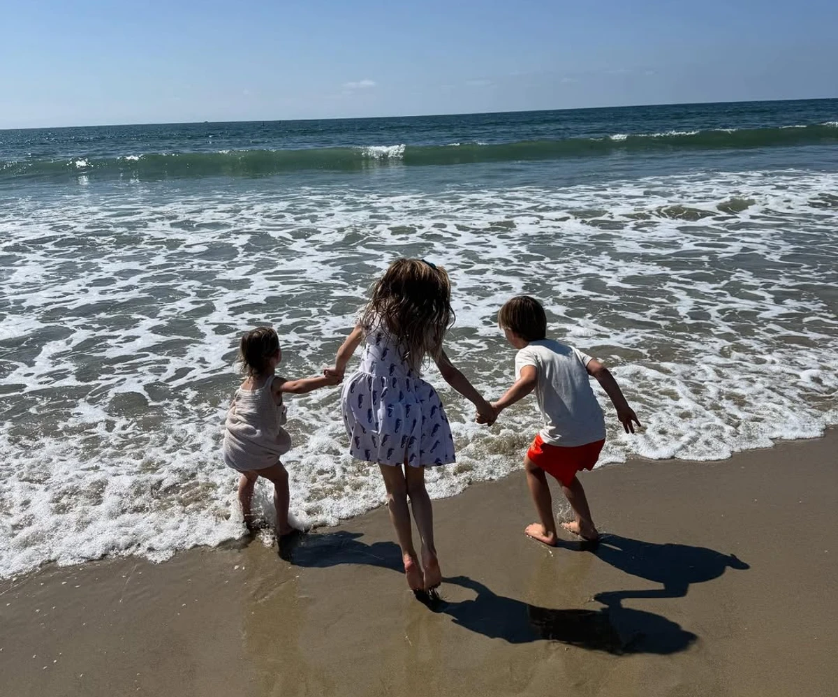 Хіларія Болдуїн показала миле фото трьох дітей на пляжі