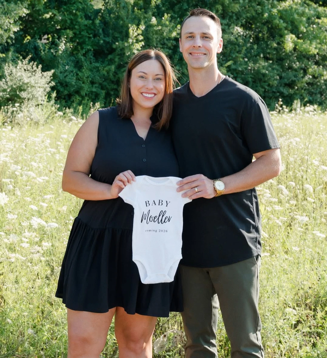 Прийомна дочка Емінема оголосила про вагітність милим фото з чоловіком