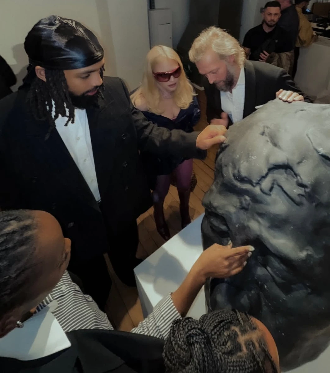 Мадонна біля коханого блиснула ногами на виставці сина