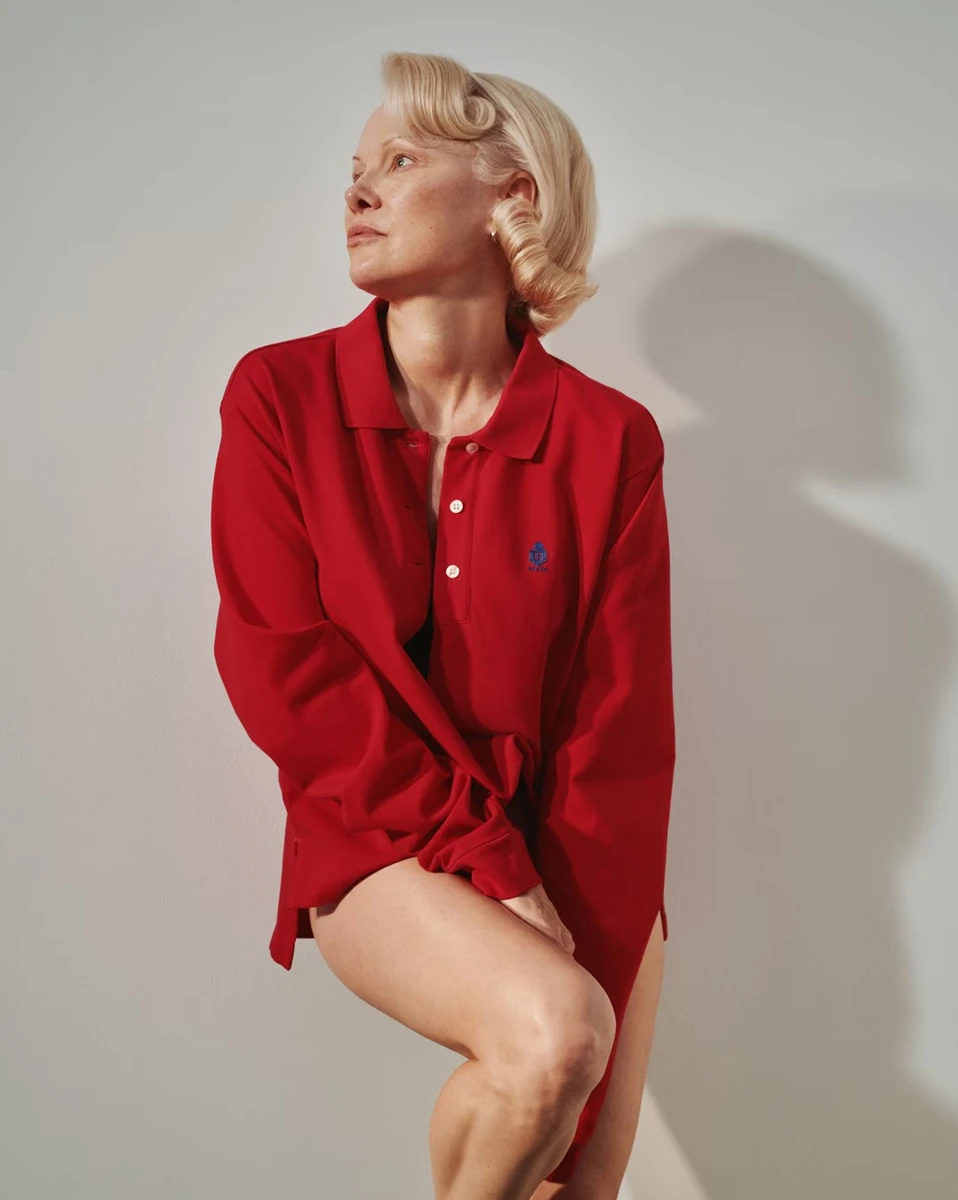 Памела Андерсон блиснула голими стегнами у самій сорочці