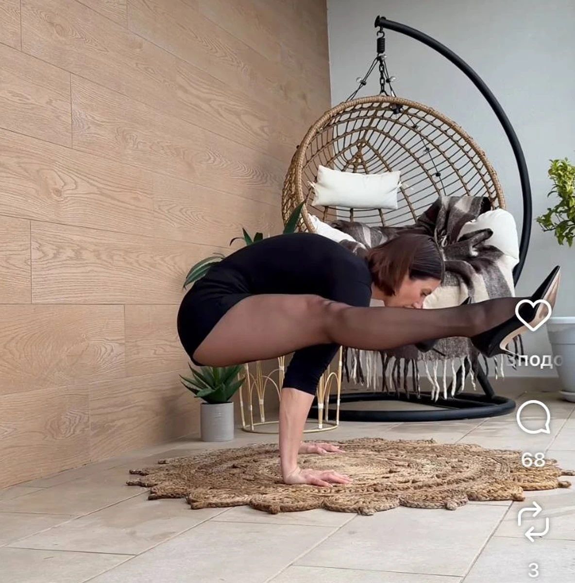 Аніта Луценко показала тренування з йоги на підборах