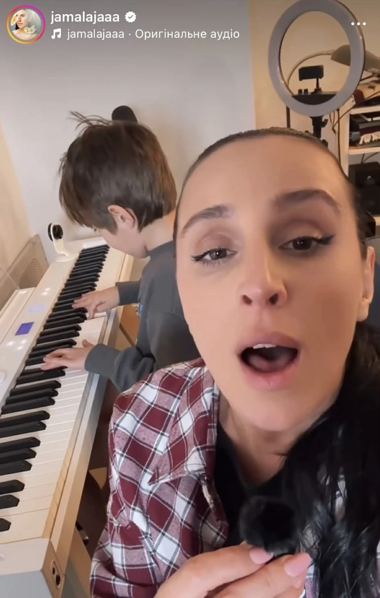 Джамала поспівала під гру сина