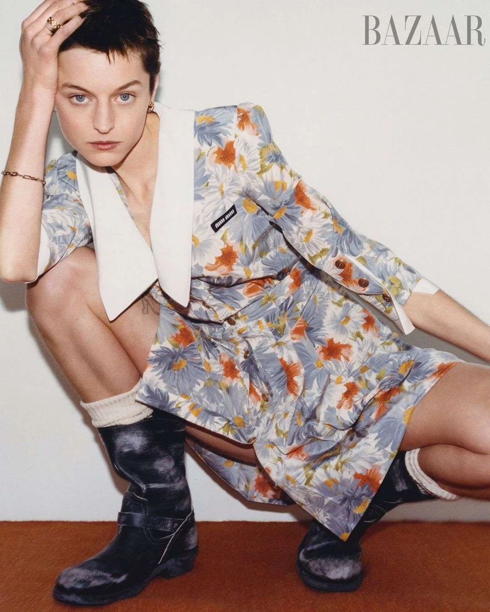 На жодному фото Коррін не посміхається