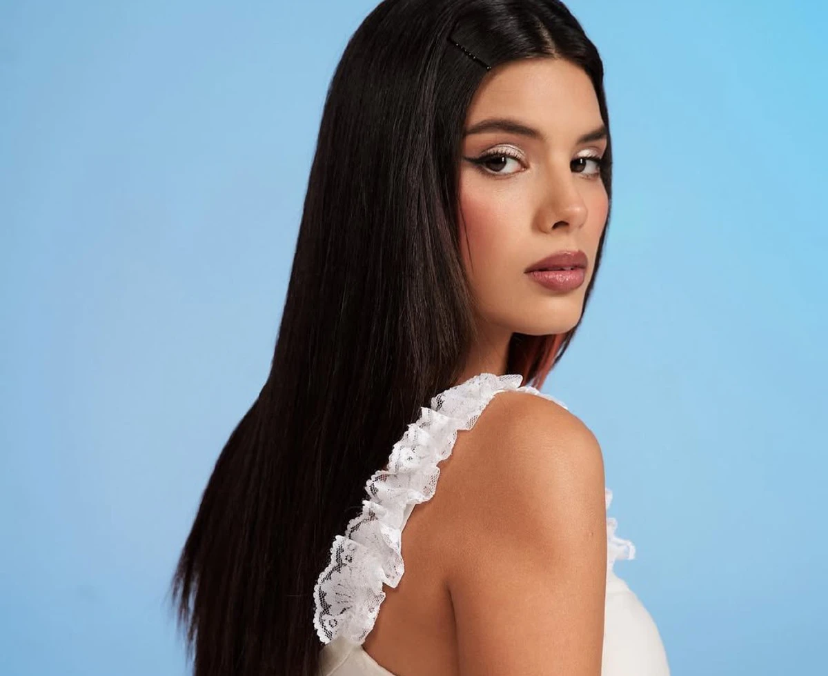 Мішель Андраде у білому корсеті