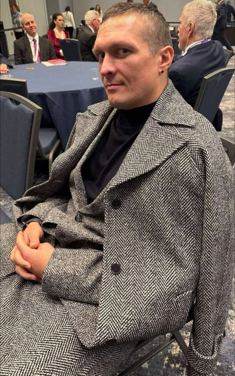 Сережка у вусі Усика в поєднанні з елегантним луком додає образу ще більше харизми