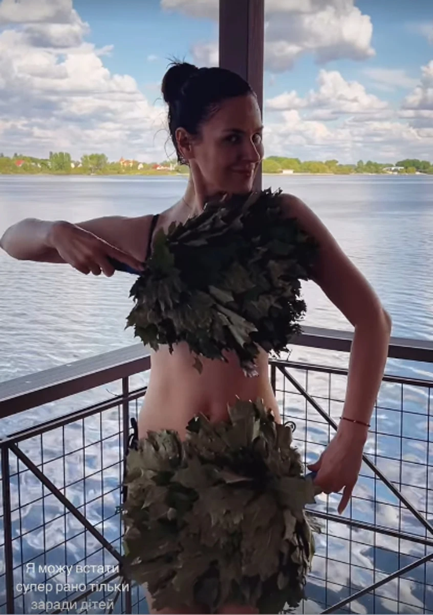 Маша Єфросиніна прикрила принади віником на тлі водойми