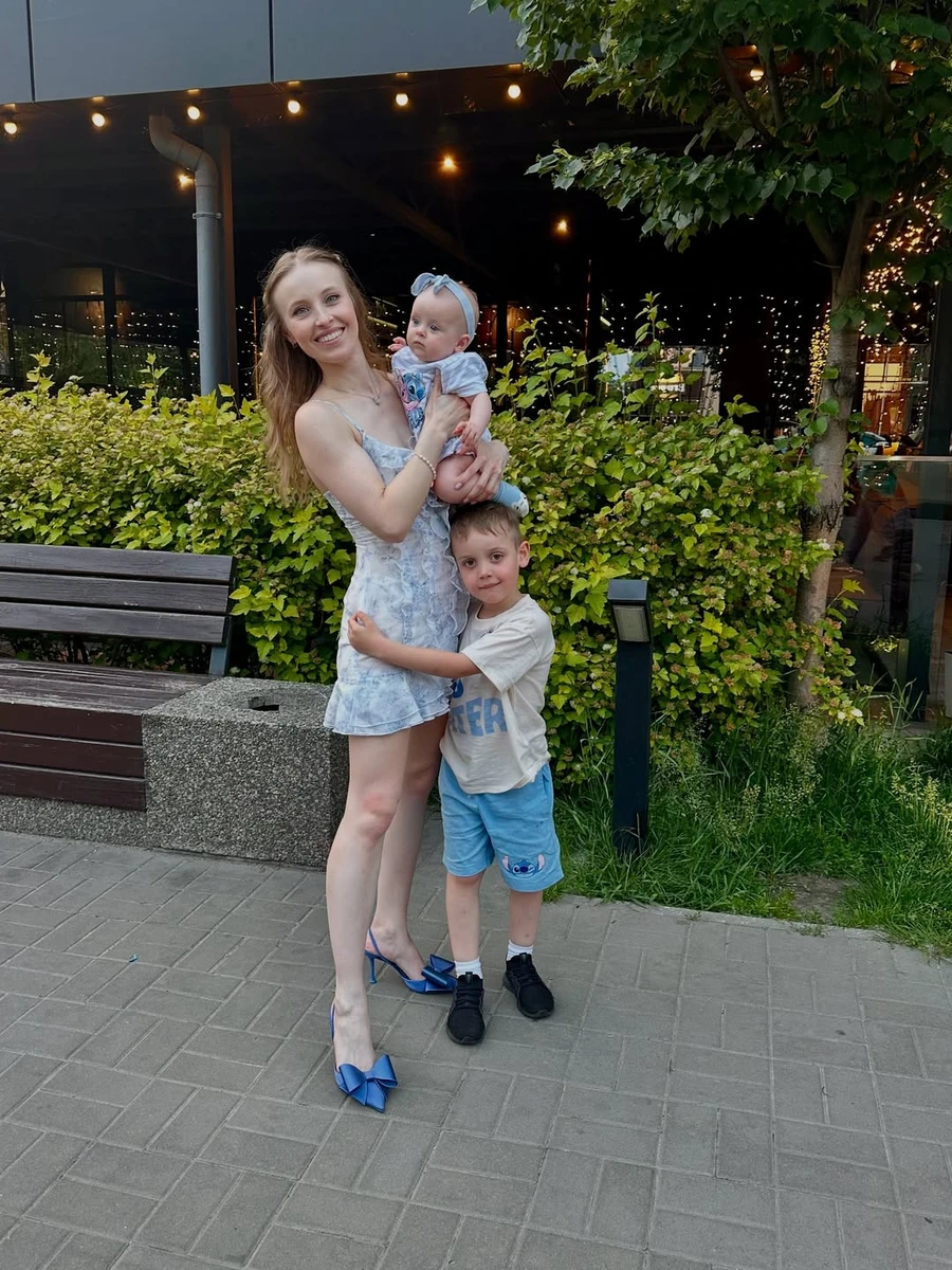 Анна Сагайдачна у міні попозувала з сином і дочкою