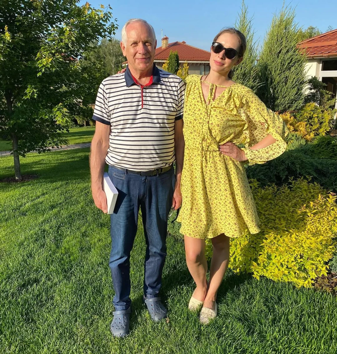 Катерина Осадча привітала батька з днем народження