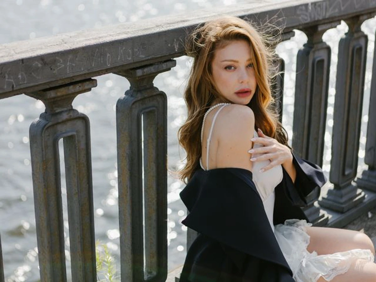 Кароль оголила плече на мосту