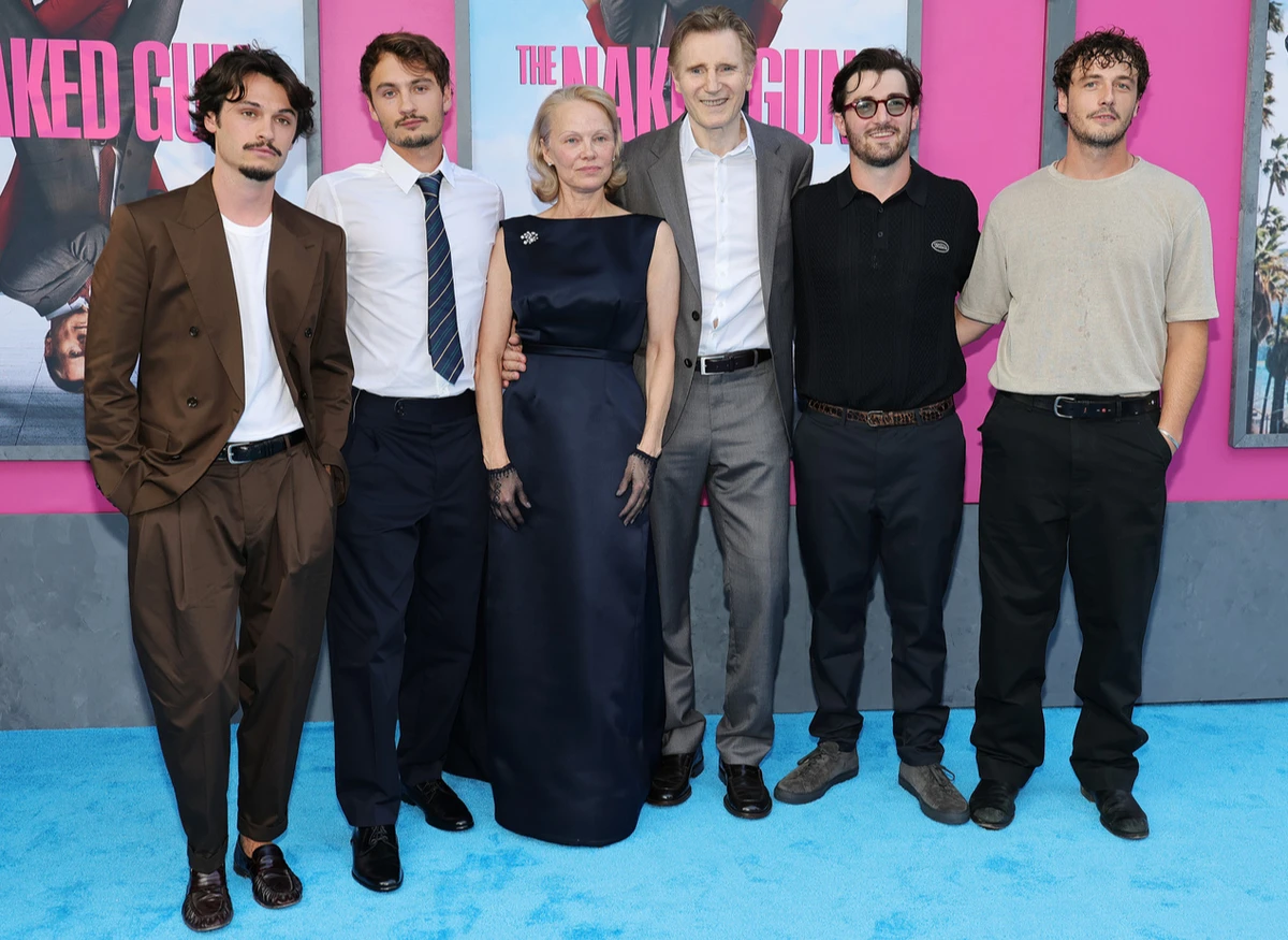 Памела Андерсон в ошатній сукні попозувала з синами і Ліамом Нісоном