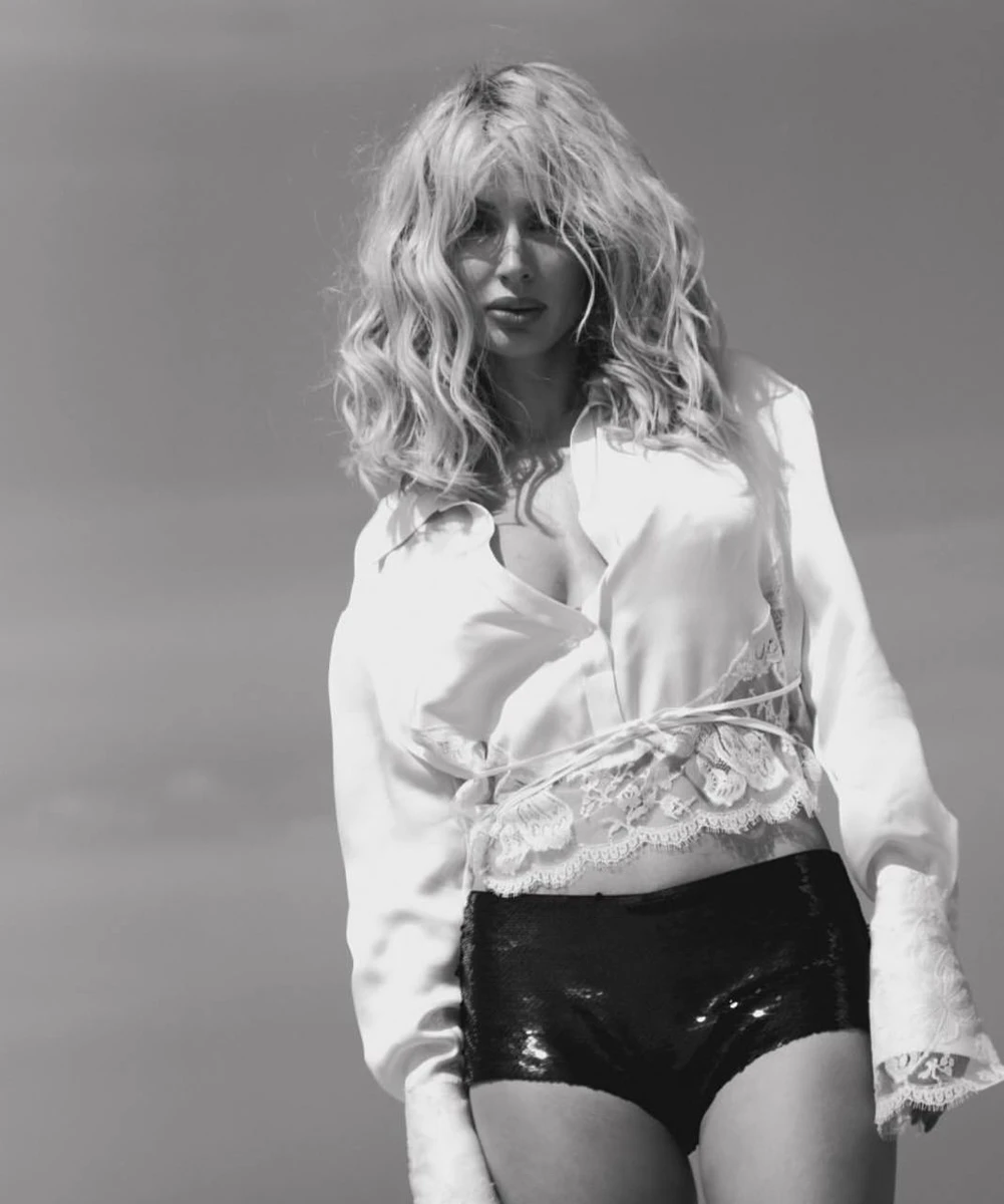 Лобода у міні і сорочці