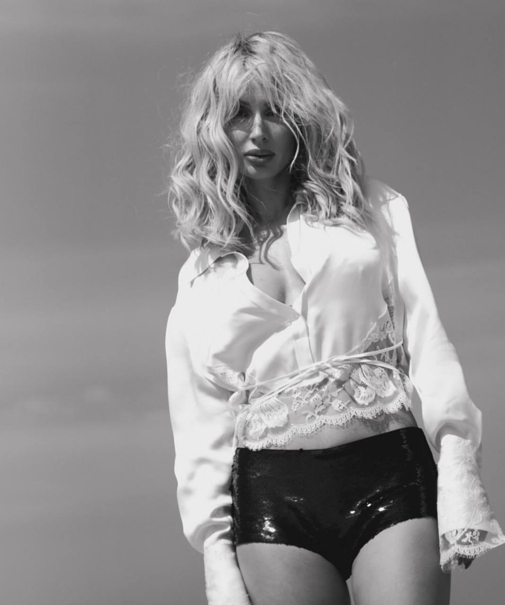 Лобода у міні і сорочці