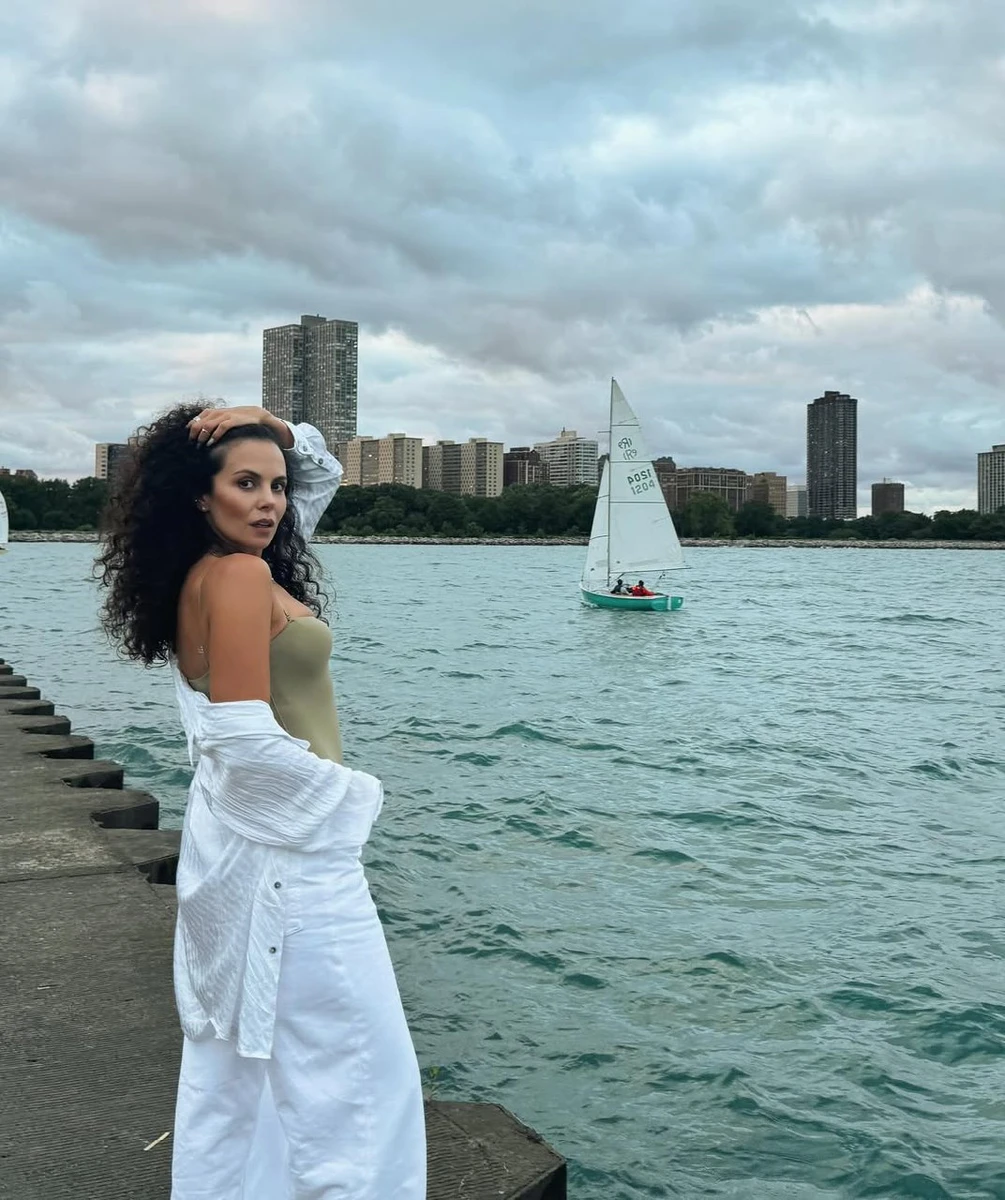 Каменських на тлі води