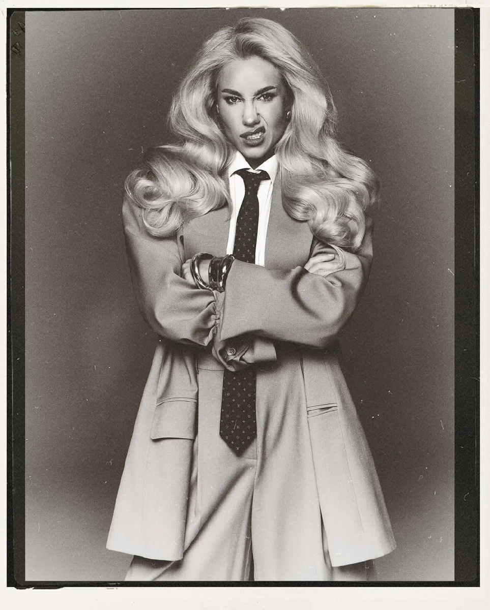 Квіткова в піджаку і краватці