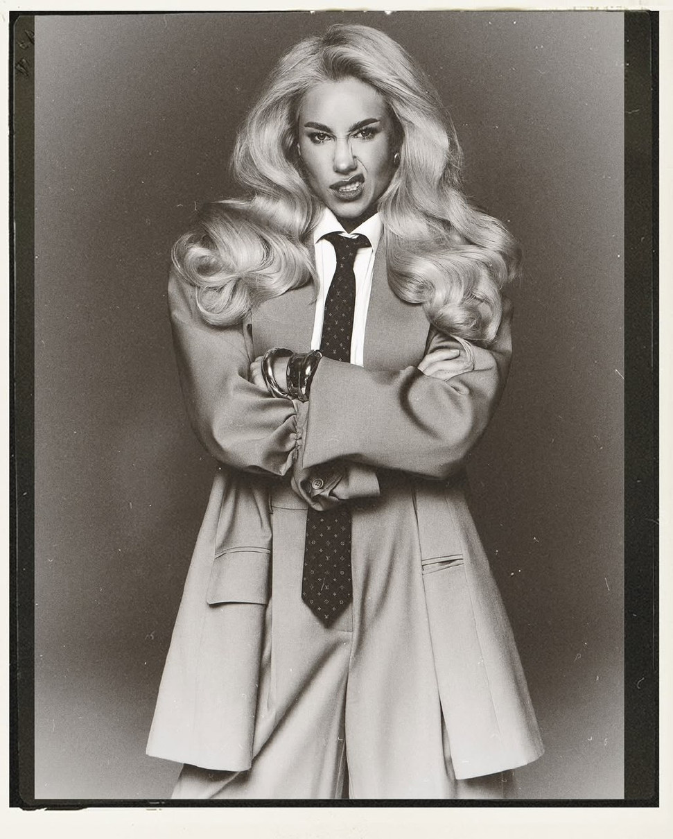 Квіткова в піджаку і краватці