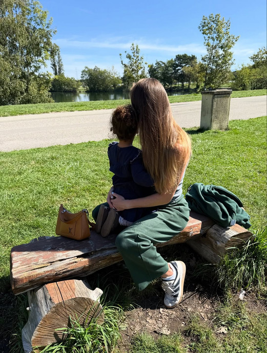 Еліна Світоліна у зеленому луці показала обійми з дочкою на природі