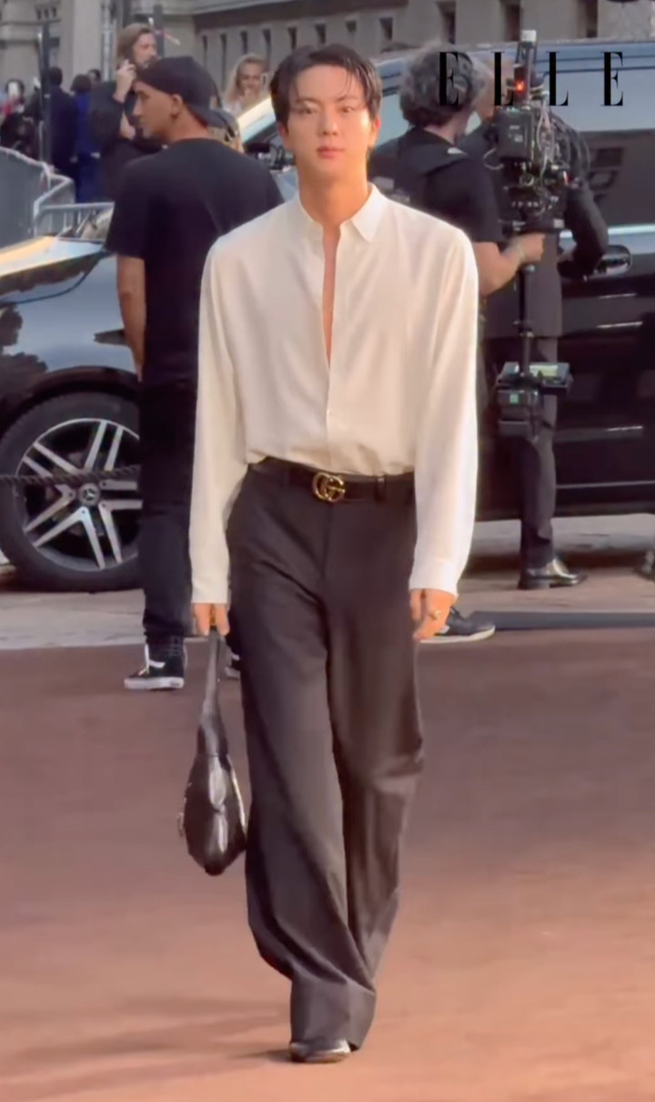 Джин з гурту BTS в ефектному луці попозував на показі Gucci