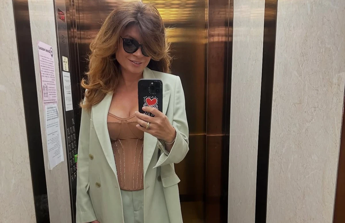 Ірина Монатік робить селфі у дзеркало