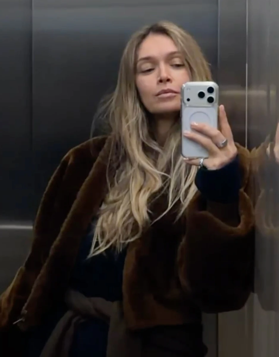 Віра Брежнєва попозувала у Києві в стильному луці