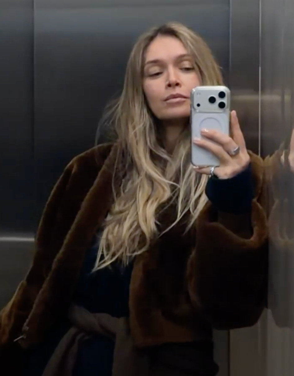 Віра Брежнєва попозувала у Києві в стильному луці