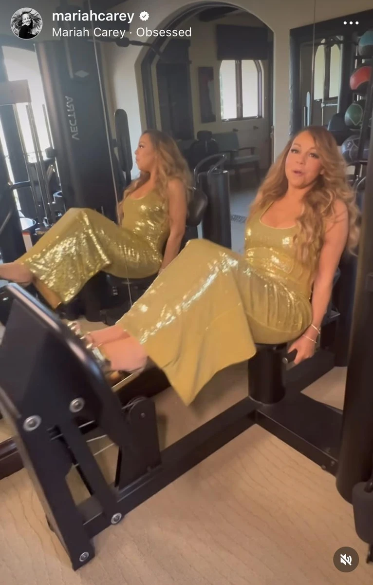 Звісно ж, Мерая Кері для занять у домашньому спортзалі вдягається саме так. Не займатися ж їй у треніках як прості люди