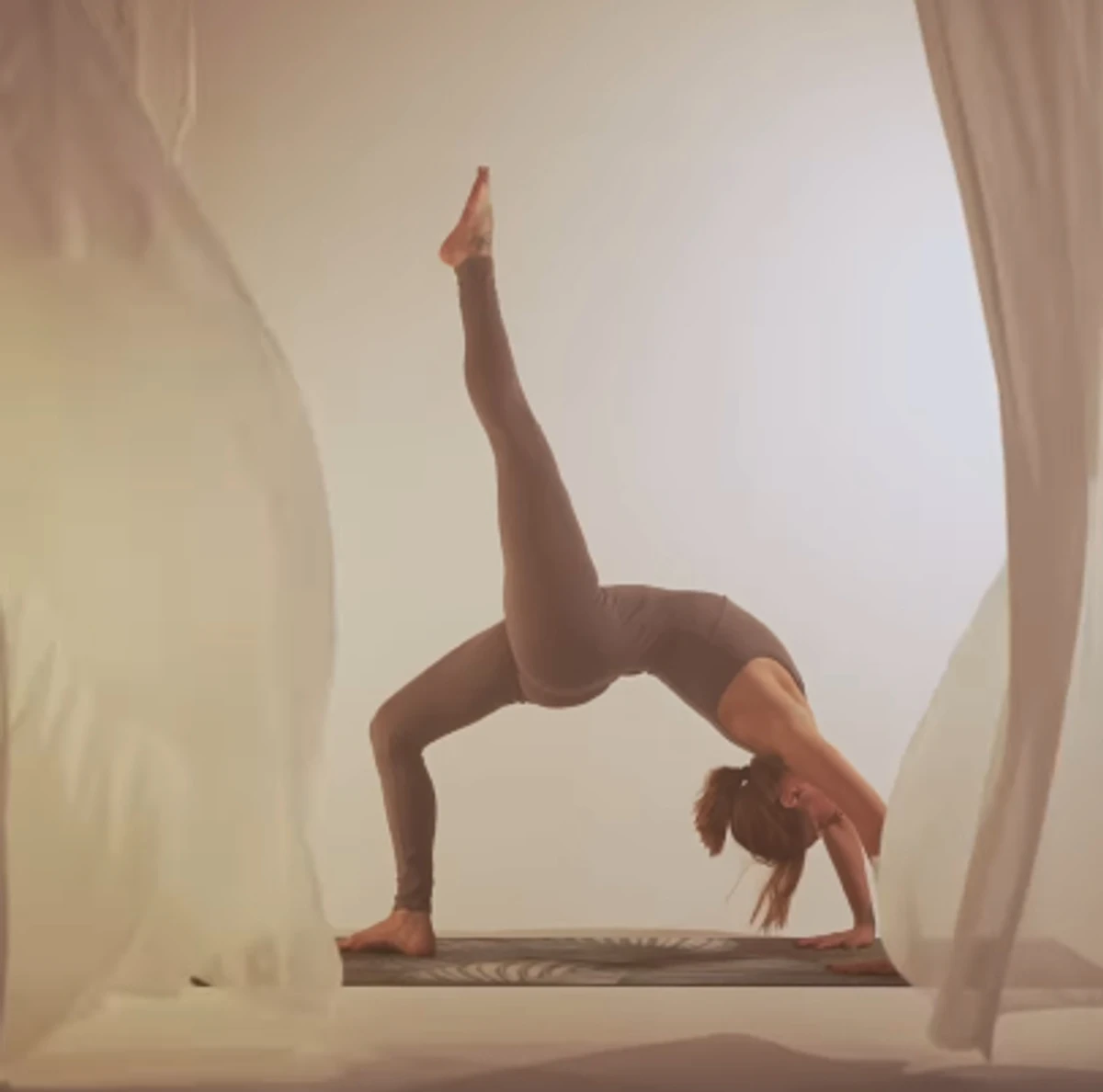 Tayanna позаймалася аштанга-йогою у новому відео