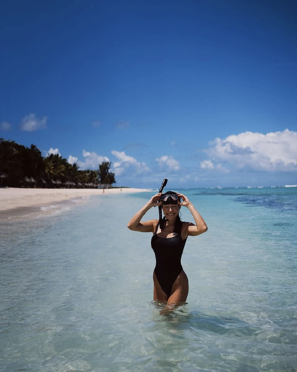 Манекен в купальнику у воді