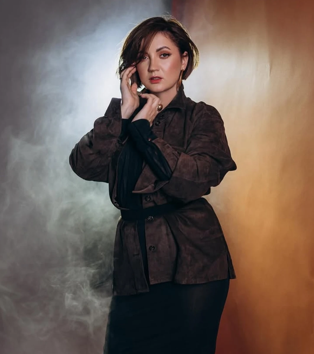 Оля Цибульська у прозорій сукня знялася серед диму