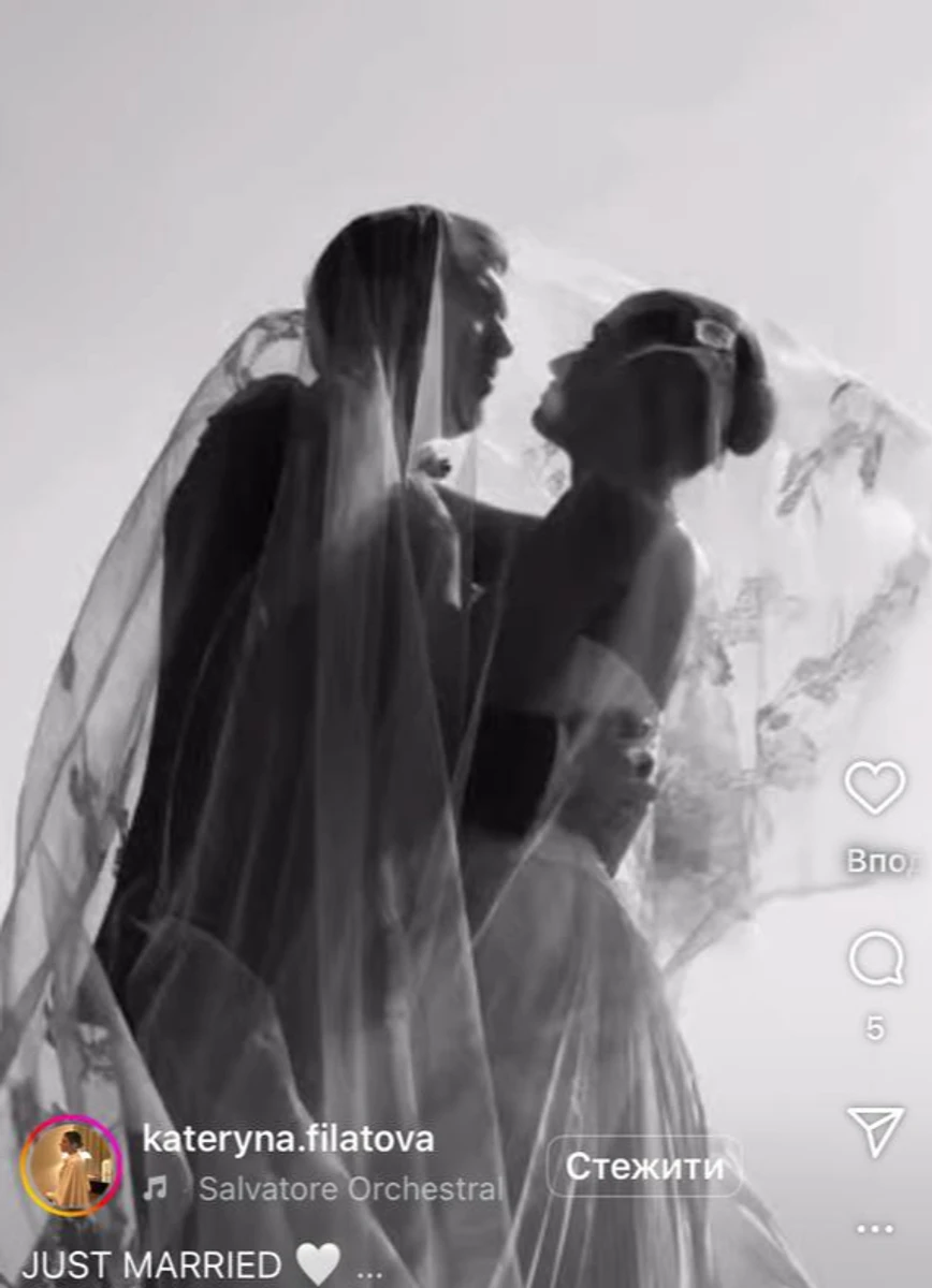 Катерина Філатова цілує свого чоловіка