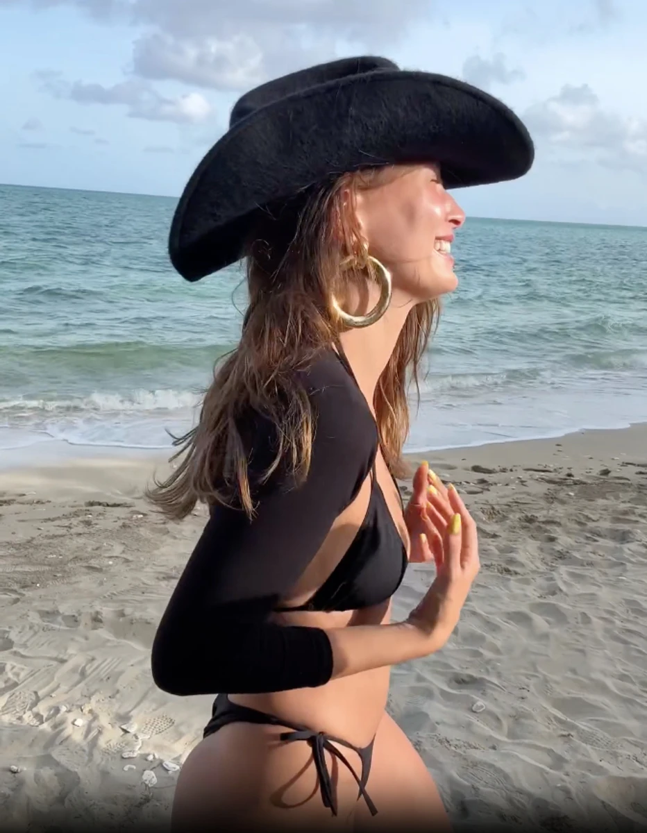 Хейлі Бібер у бікіні грайливо попозувала на пляжі