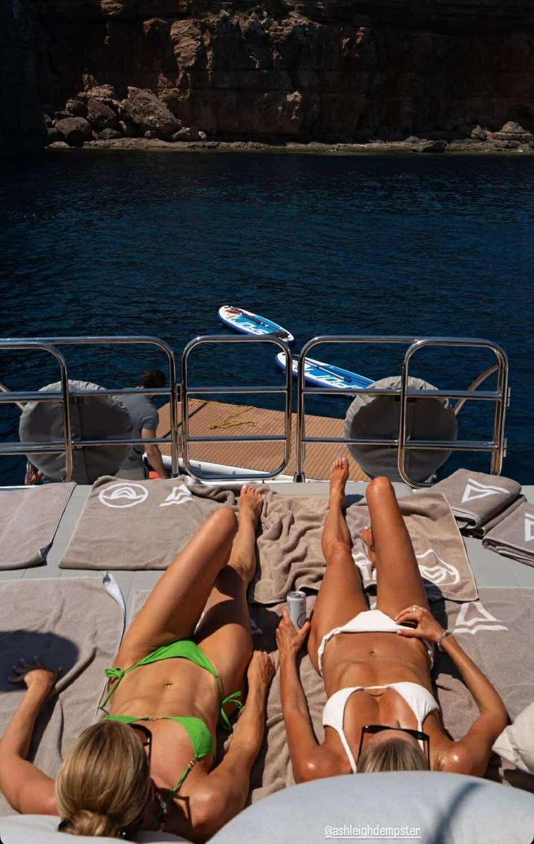 Наречена Стейтема у бікіні спокусливо полежала на яхті