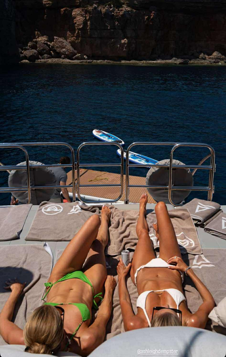 Наречена Стейтема у бікіні спокусливо полежала на яхті