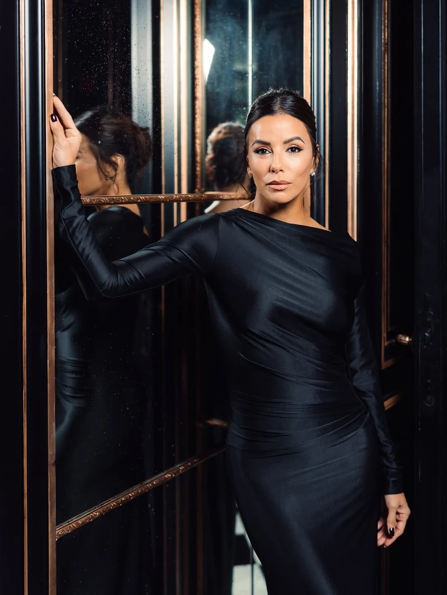 Єва Логнорія наробила фото у сукні від Бекхем