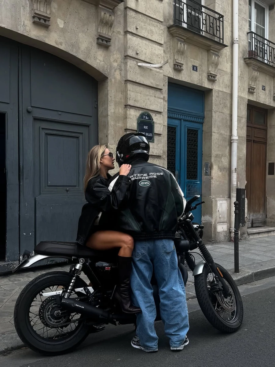 А, може, вона просто сфотографувалася задля інтриги 