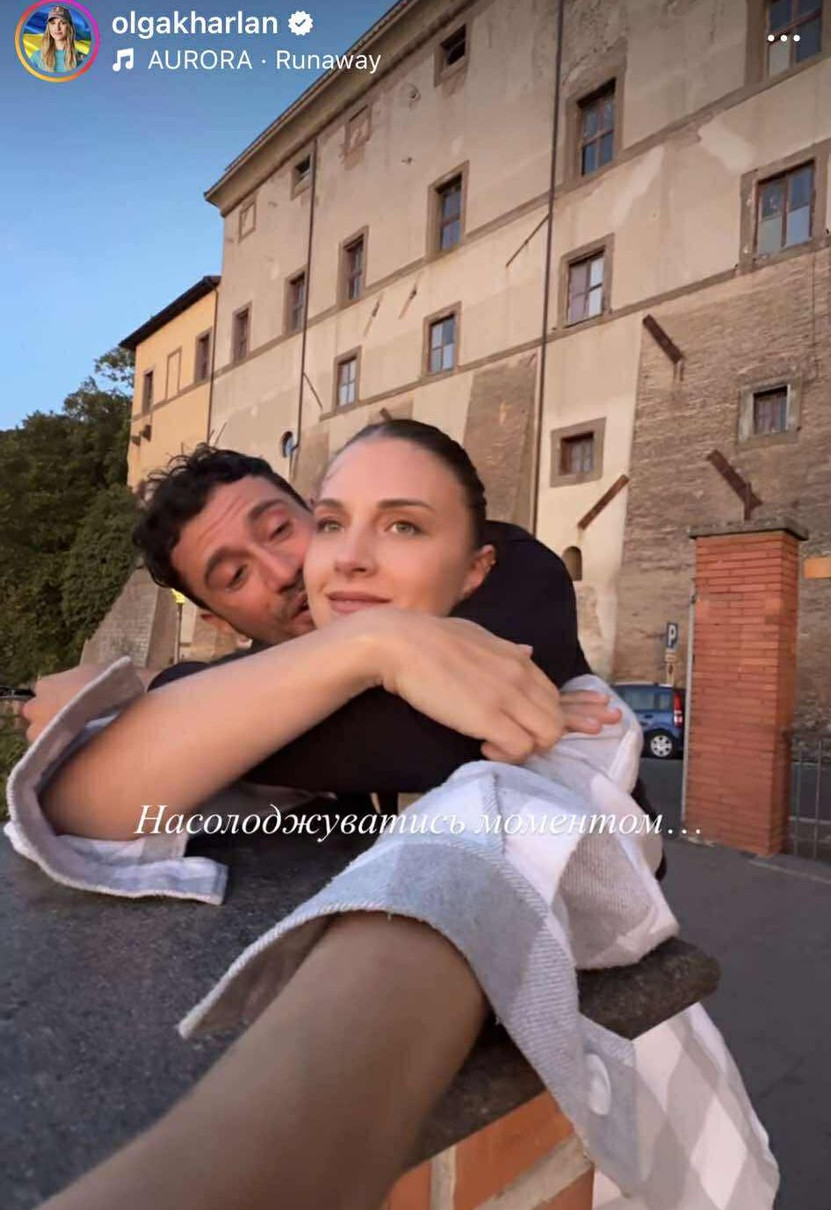 Харлан показалася в обіймах нареченого