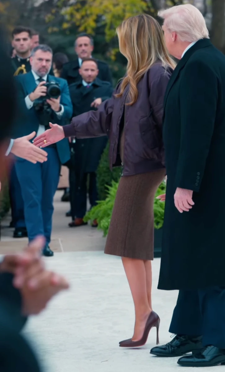 Меланія Трамп у твідовій спідниці та бомбері показалася на Дні подяки