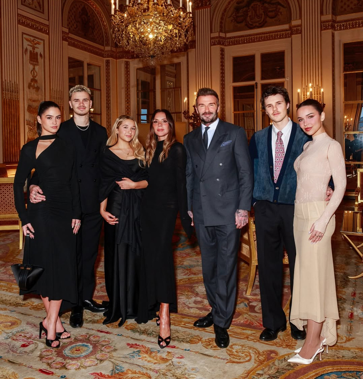 Вікторія Бекхем попозувала з чоловіком та молодшими дітьми у Франції