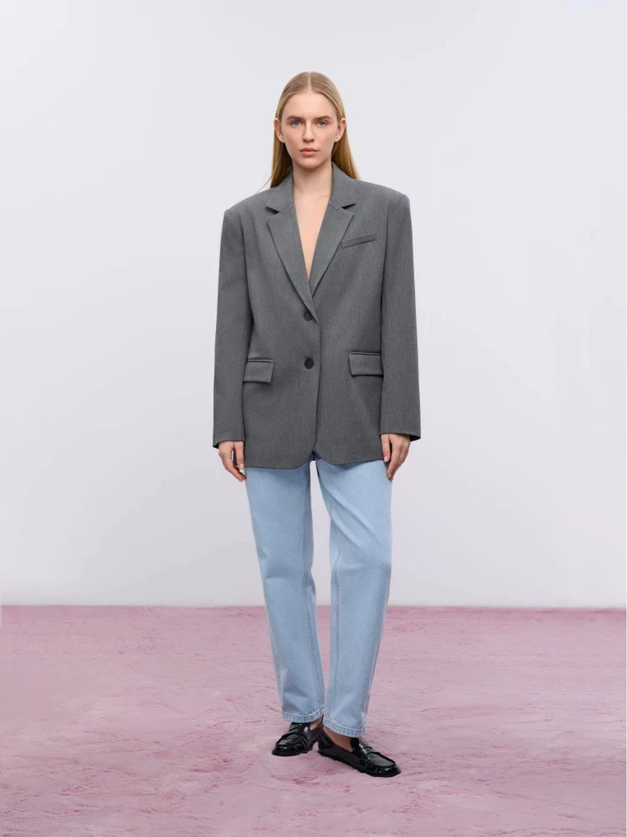 Модель у сірому піджаку