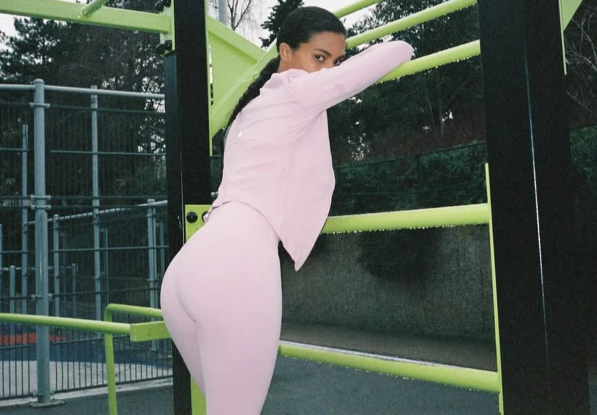 Тіна Кунакі в лосинах похвалилася сідницями на вулиці