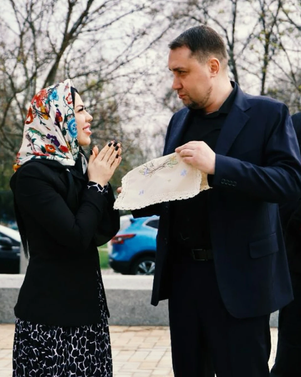 Кирило Буданов з дружиною попозували у церкві на Великдень