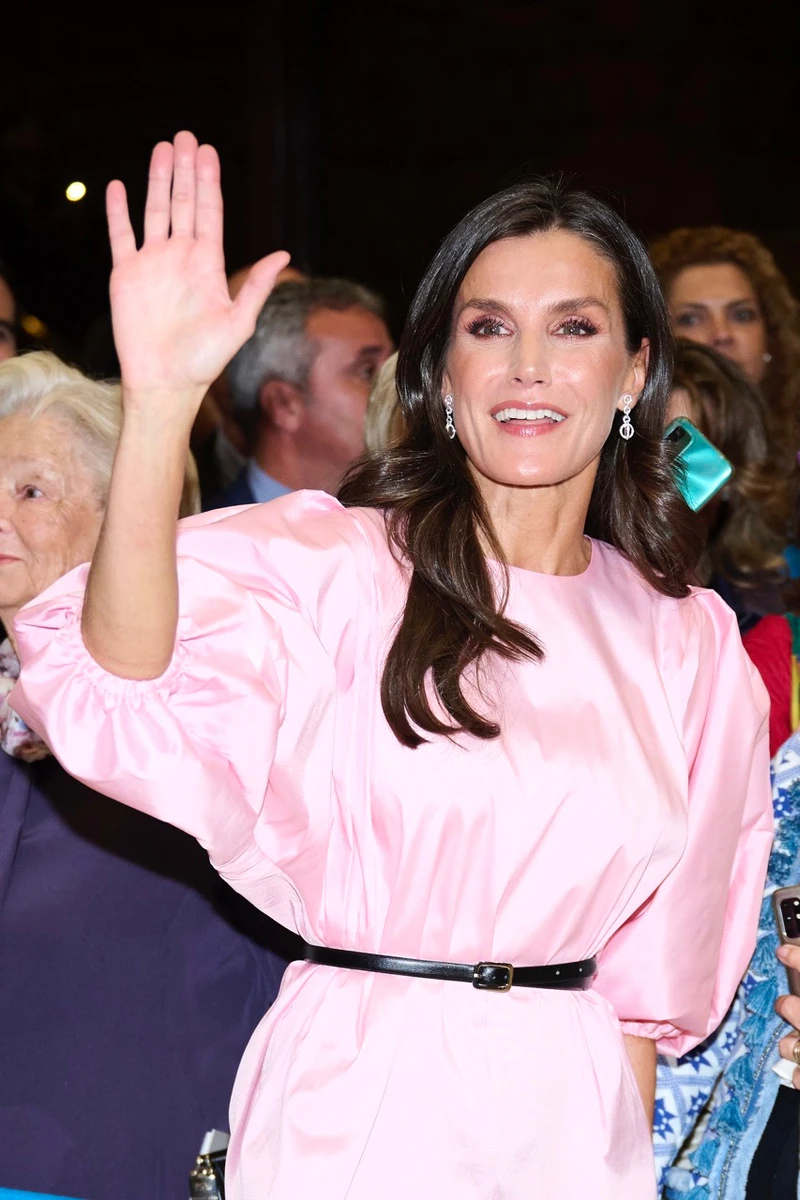 Образ королева Летісія доповнила паском від Boss