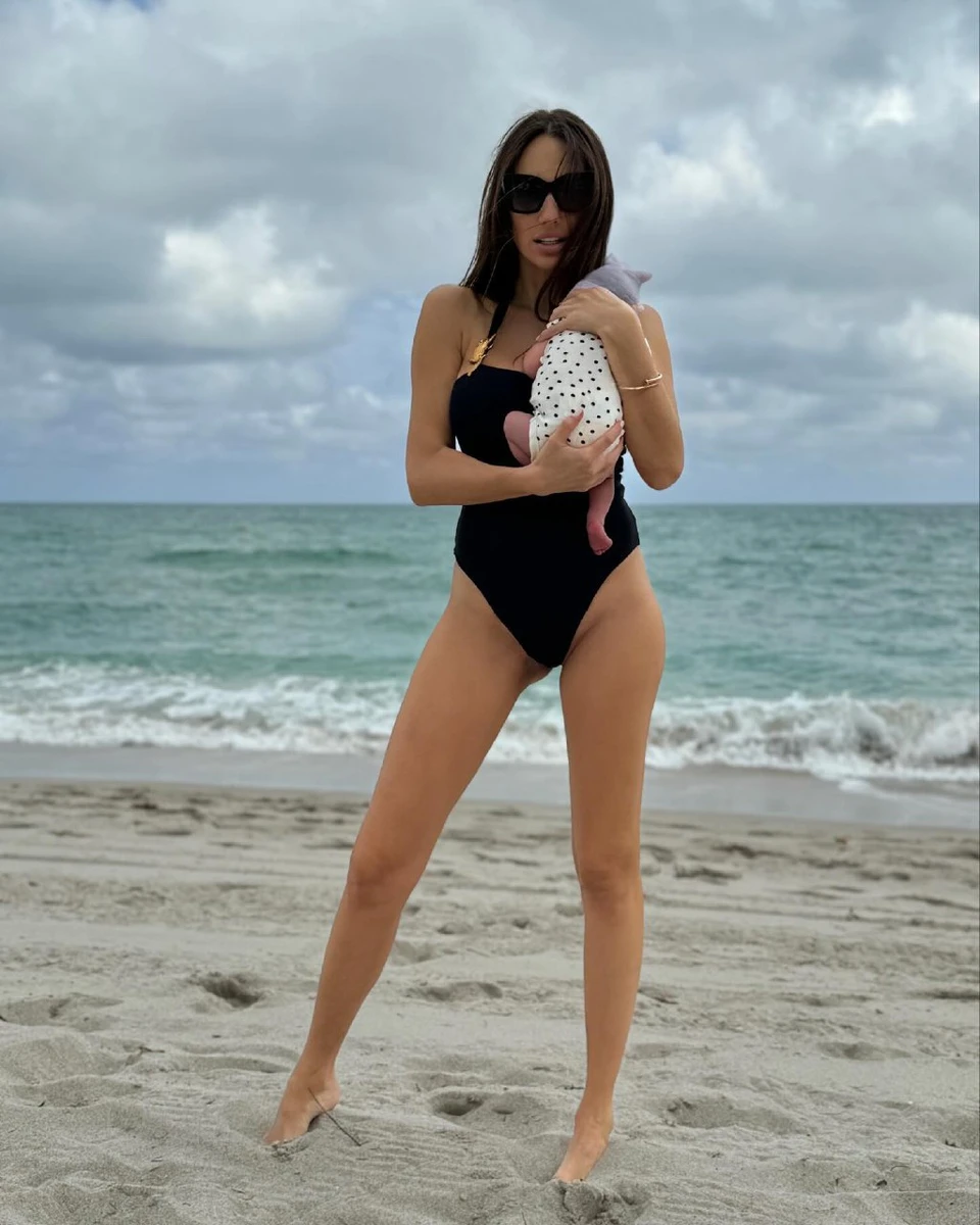 Менш ніж за 3 тижні після пологів Варлей (яка набрала 21 кг за час вагітності) хизується ідеальним тілом