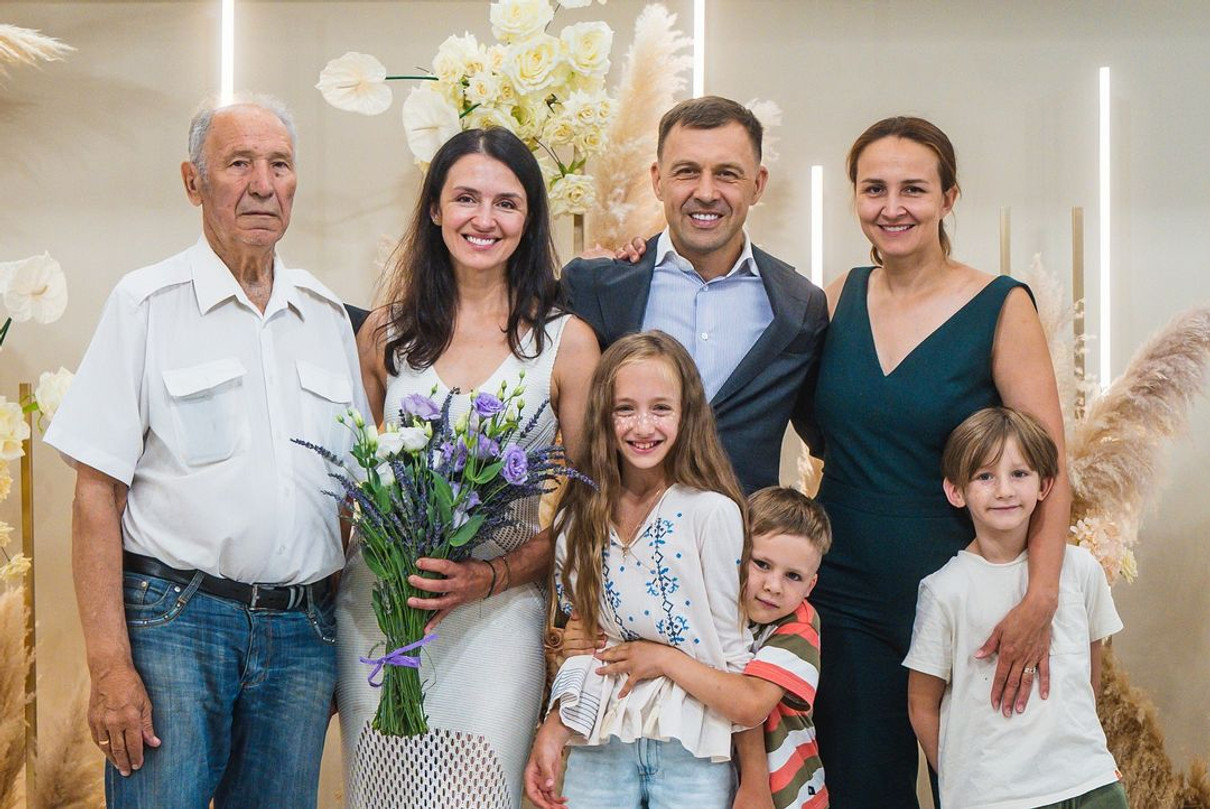 Валентина Хамайко з чоловіком, дітьми та родичами