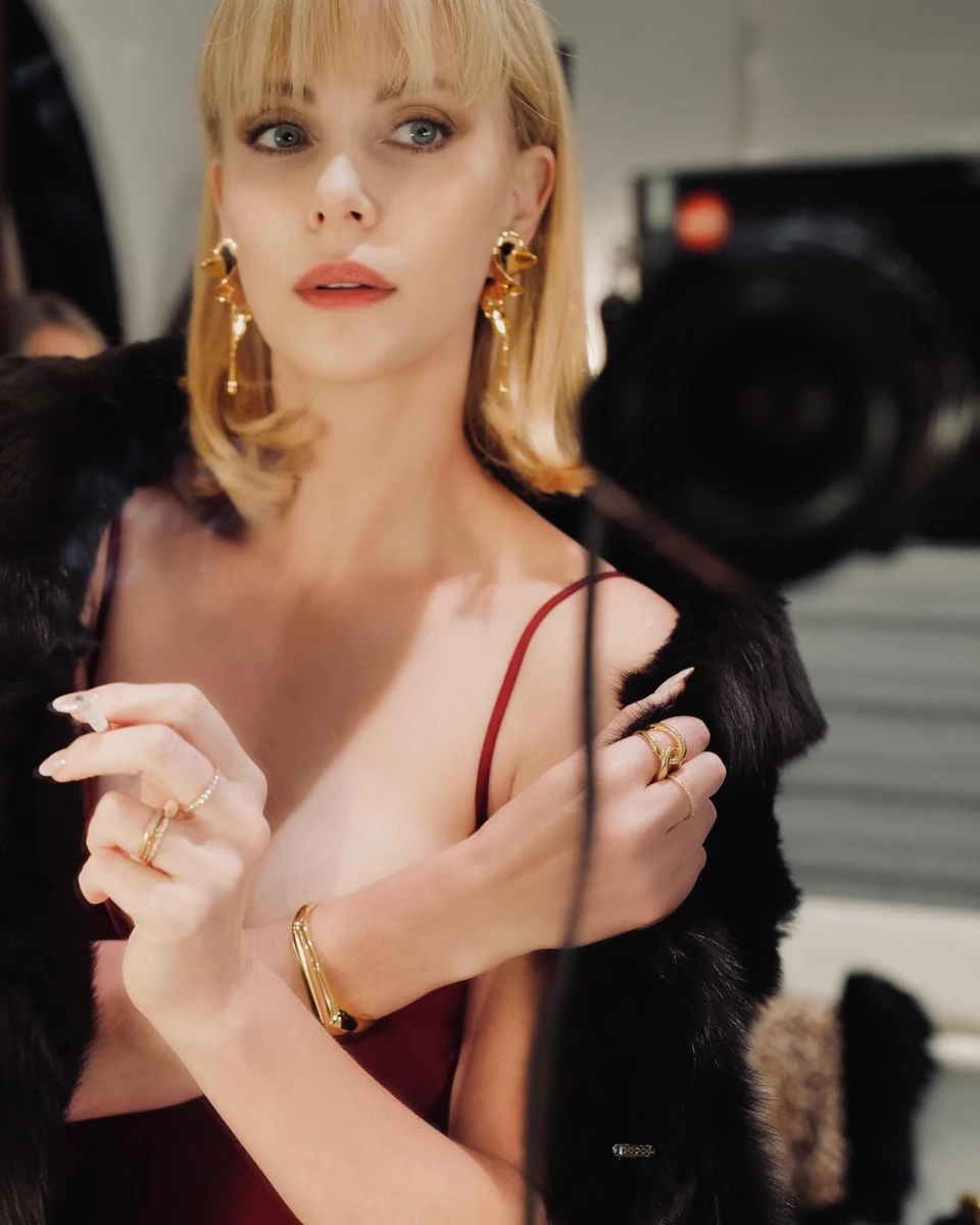 Терону у сукні та з каре