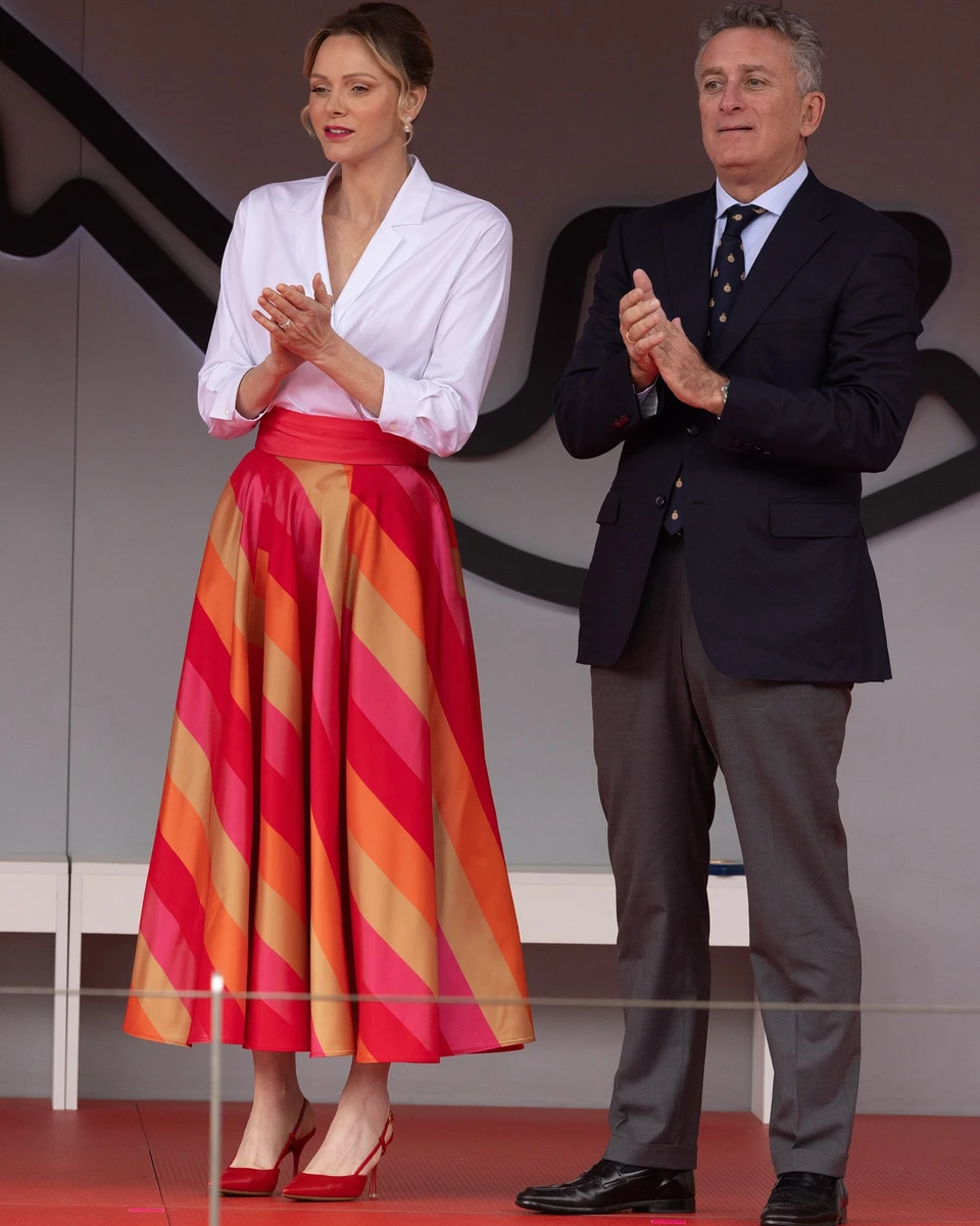 Княгині Шарлін у яскравій спідниці