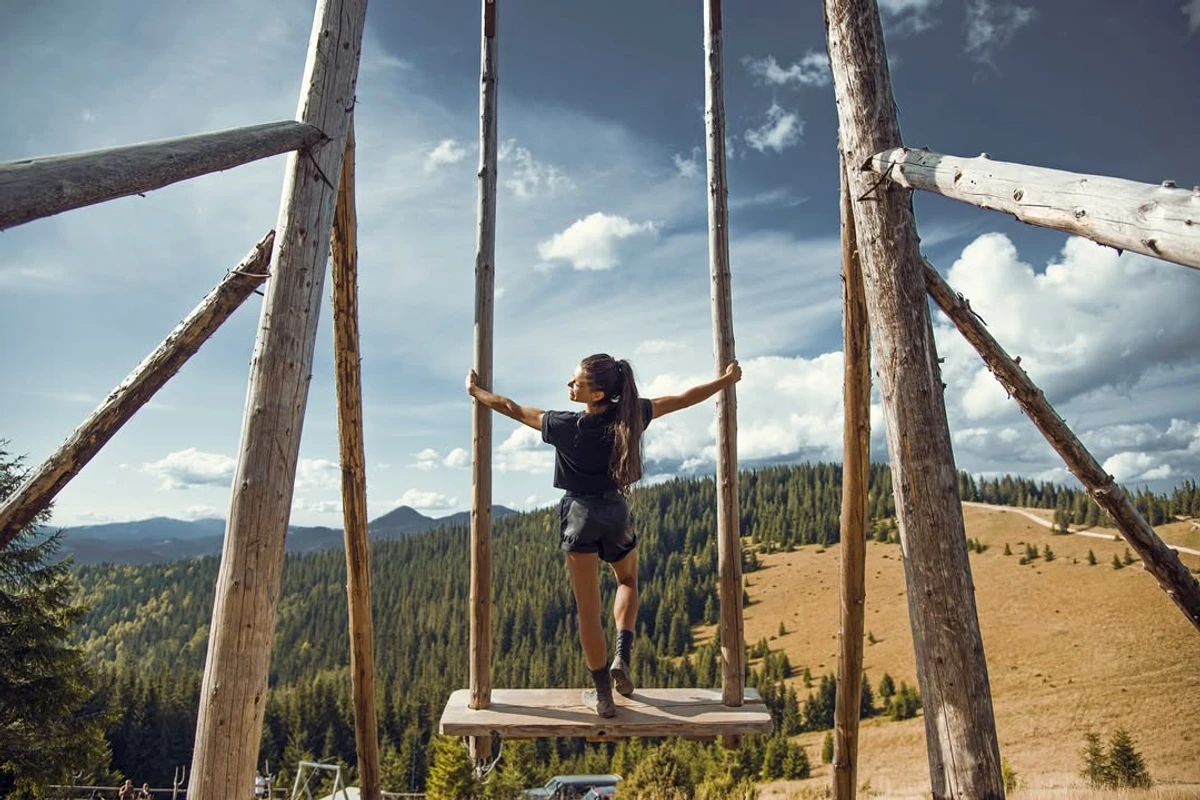 Руслана наробила фото у горах