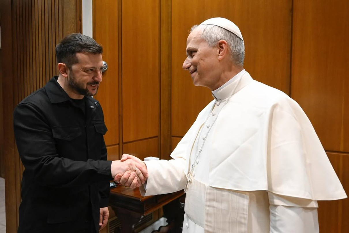 Volodymyr Zelenskyy in elegant clothes talked with the Pope